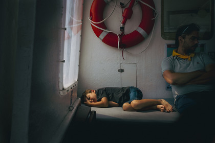 Des photographies en couleur, où les gens sont magnifiés par la lumière chaude du soleil