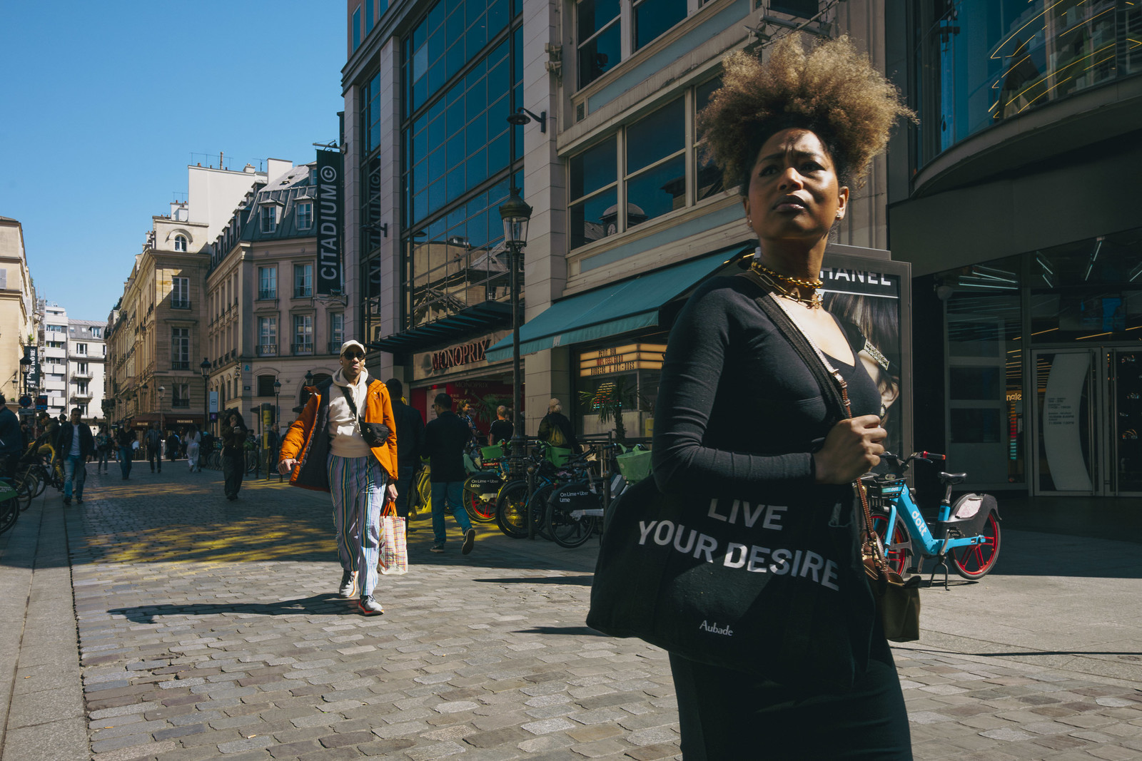 Des photographies en couleur, où les gens sont magnifiés par la lumière chaude du soleil