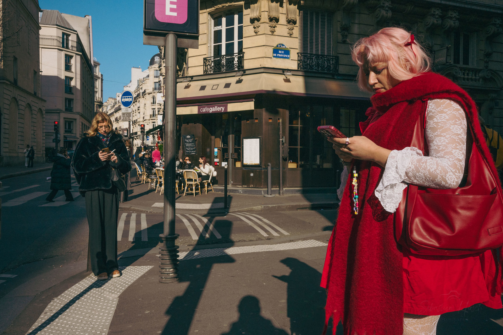 Des photographies en couleur, où les gens sont magnifiés par la lumière chaude du soleil