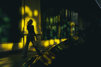 Des photographies en couleur, où les gens sont magnifiés par la lumière chaude du soleil