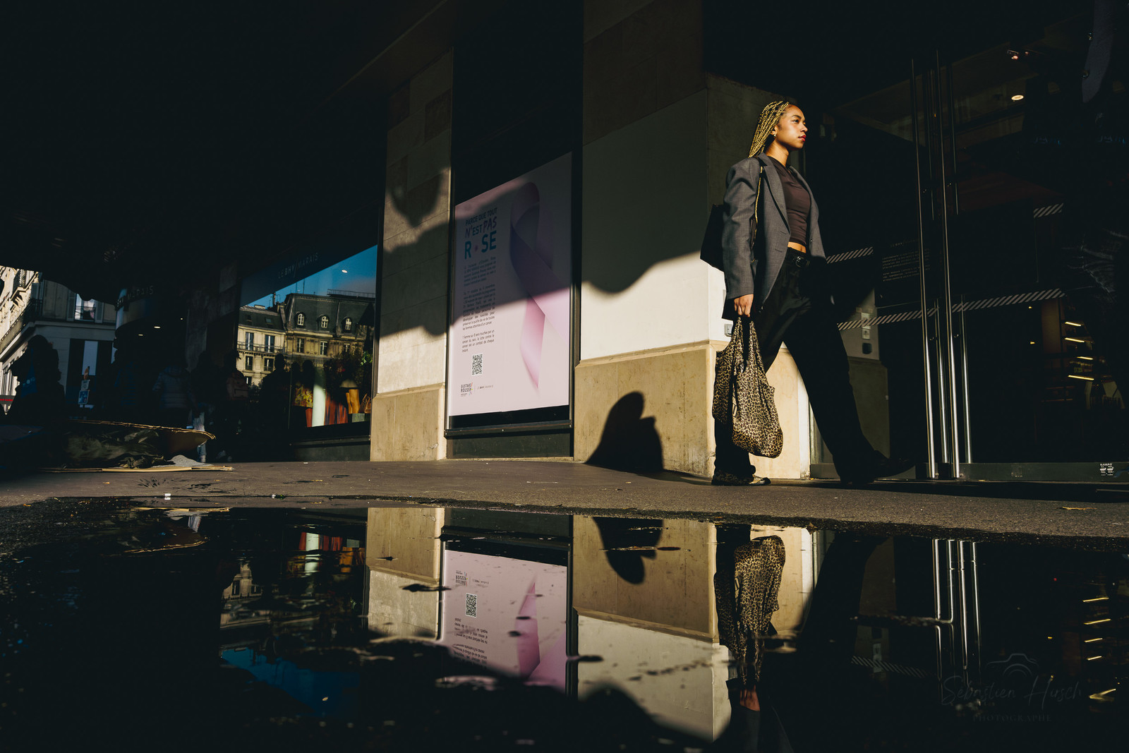 Des photographies en noir et blanc du métro, capturant quelques moments quotidiens des voyageurs et la beauté cachée de la vie urbaine.