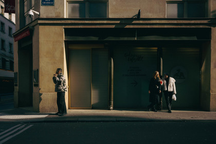 Des photographies en couleur, où les gens sont magnifiés par la lumière chaude du soleil
