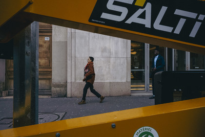 Des photographies en couleur,