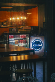 Des photographies en couleur, où les gens sont magnifiés par la lumière chaude du soleil