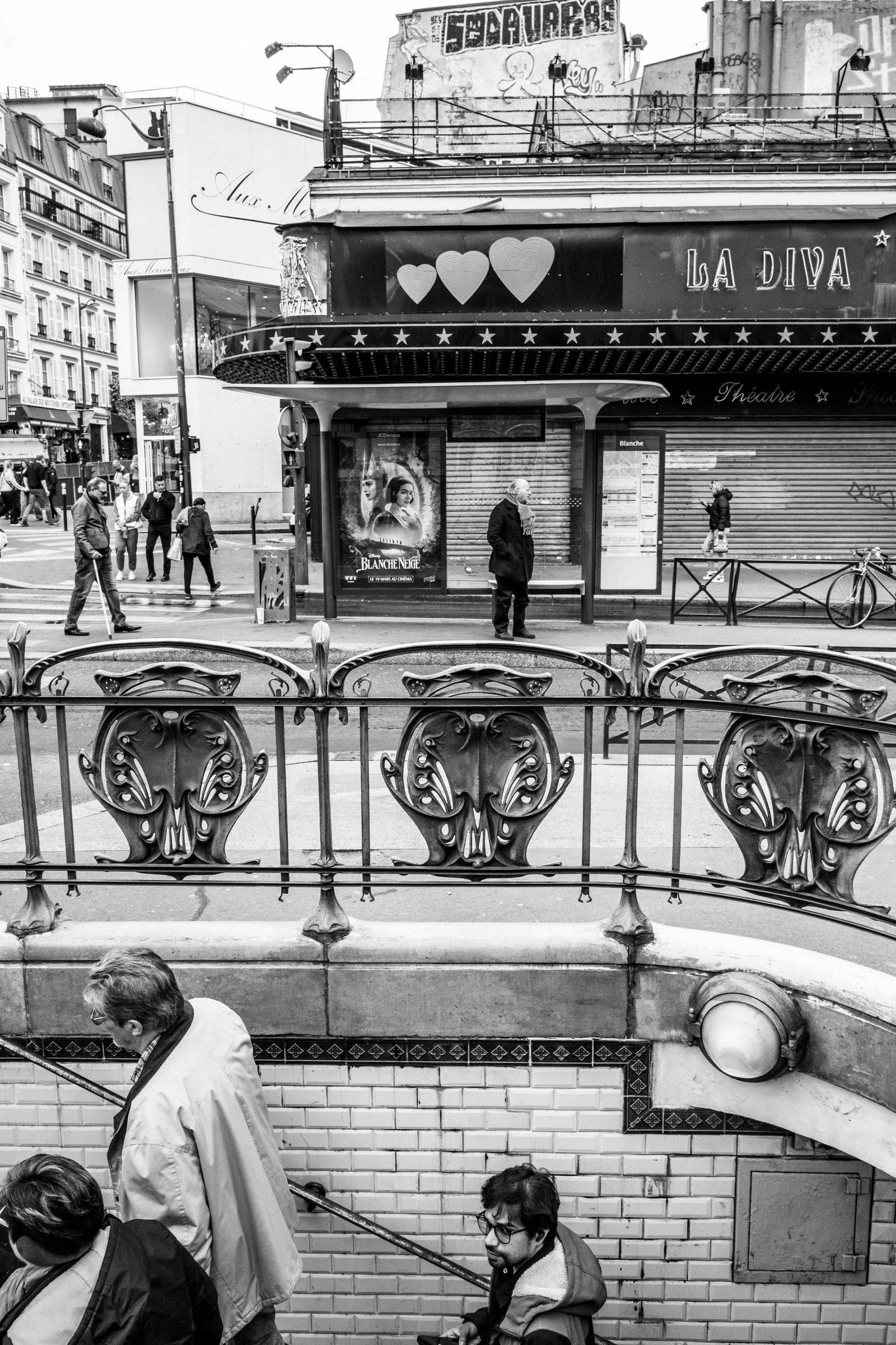 Des photographies en couleur, où les gens sont magnifiés par la lumière chaude du soleil