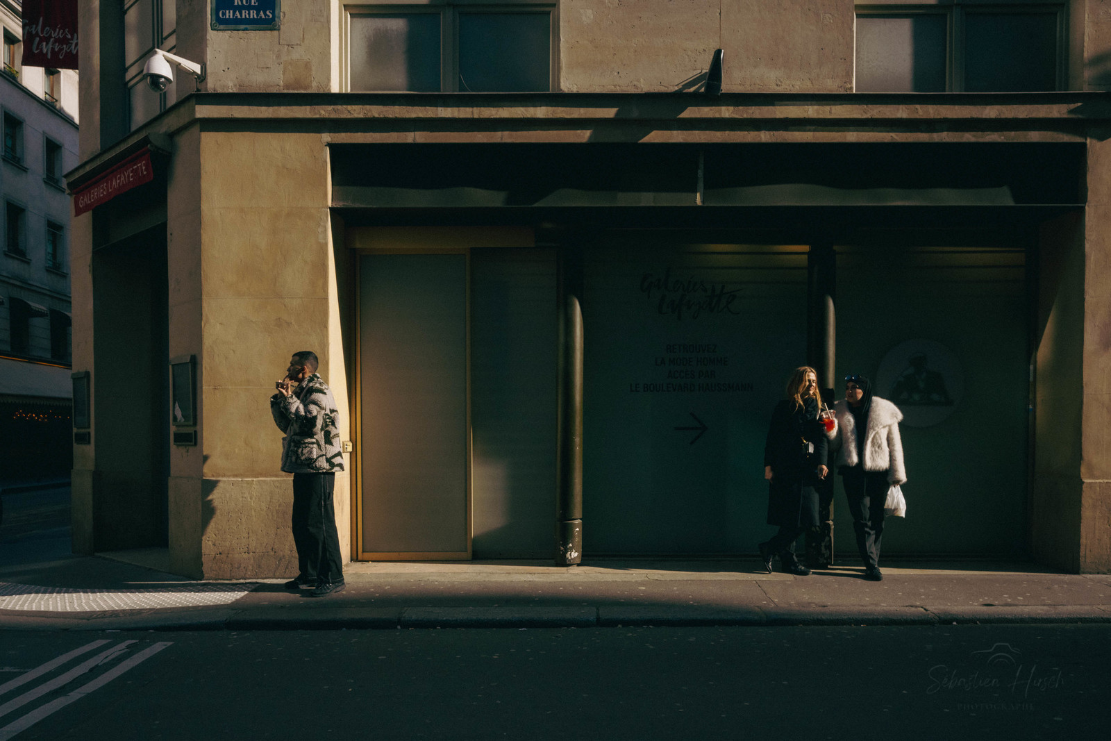 Des photographies en couleur, où les gens sont magnifiés par la lumière chaude du soleil