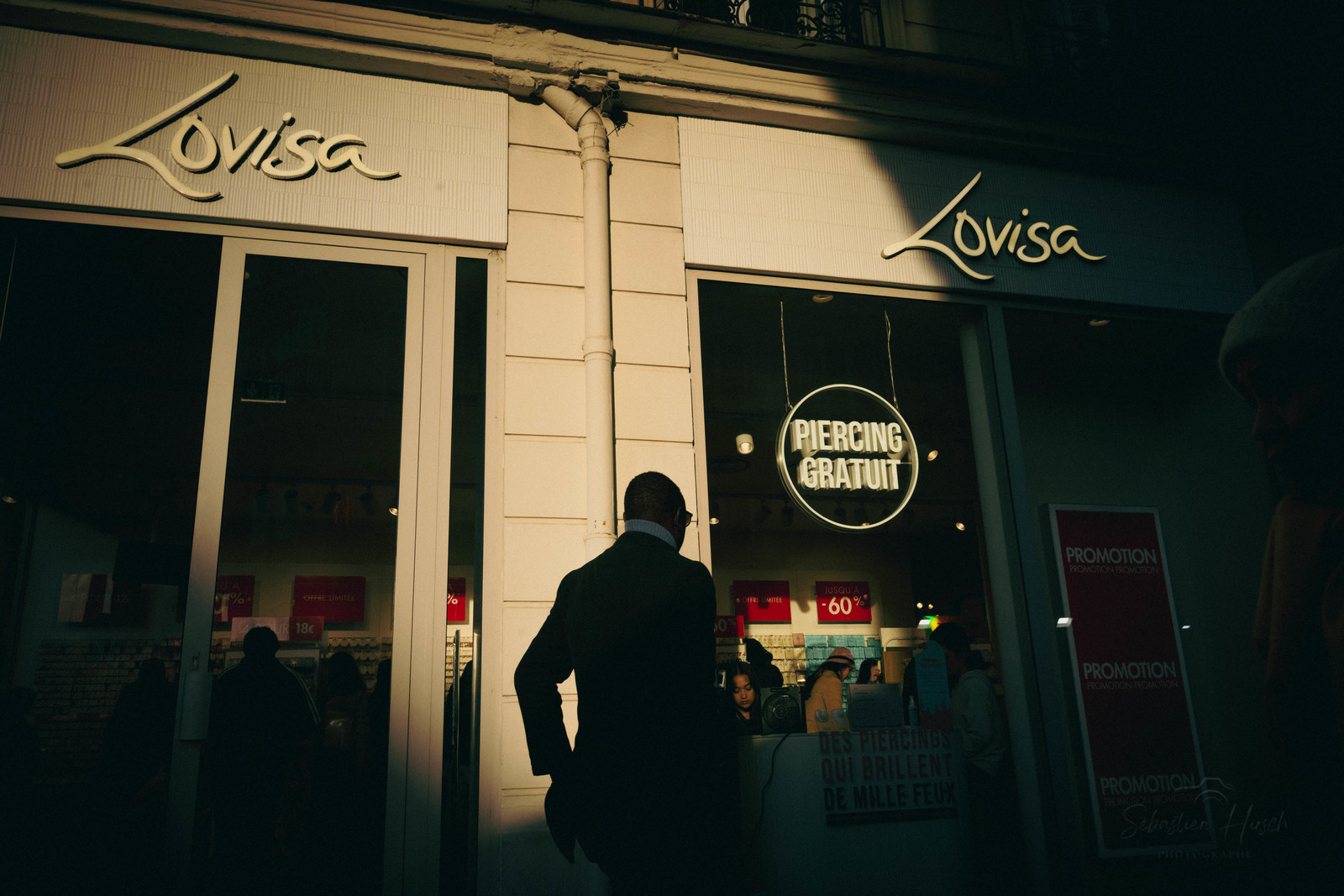 Des photographies en couleur, où les gens sont magnifiés par la lumière chaude du soleil