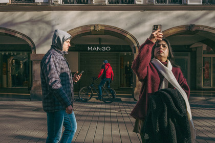 Des photographies en couleur, où les gens sont magnifiés par la lumière chaude du soleil