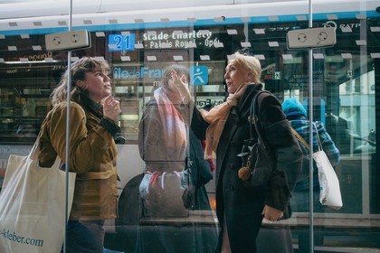Des photographies en couleur, où les gens sont magnifiés par la lumière chaude du soleil