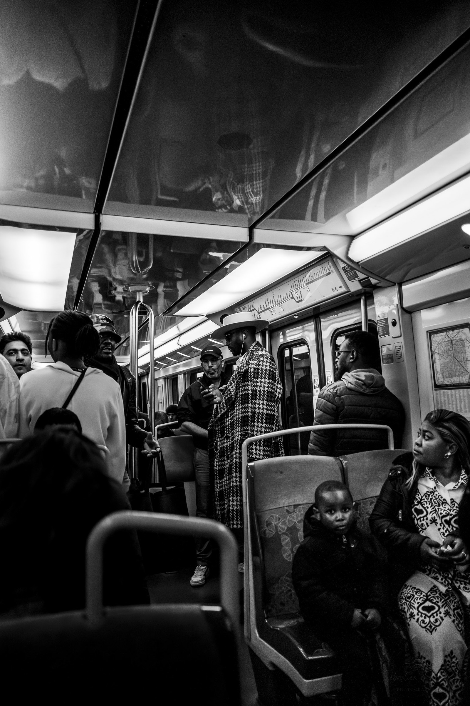 Des photographies en couleur, où les gens sont magnifiés par la lumière chaude du soleil