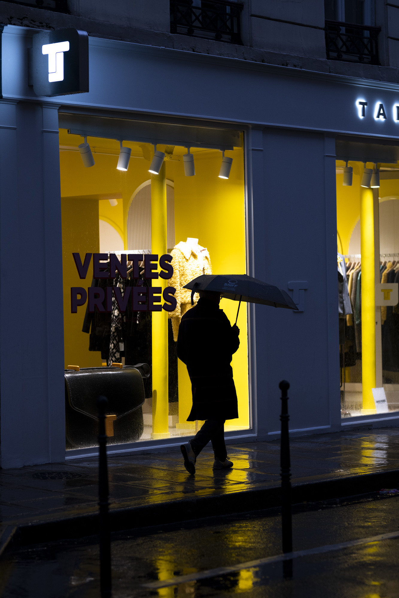 Des photographies de rue en couleur prises la nuit