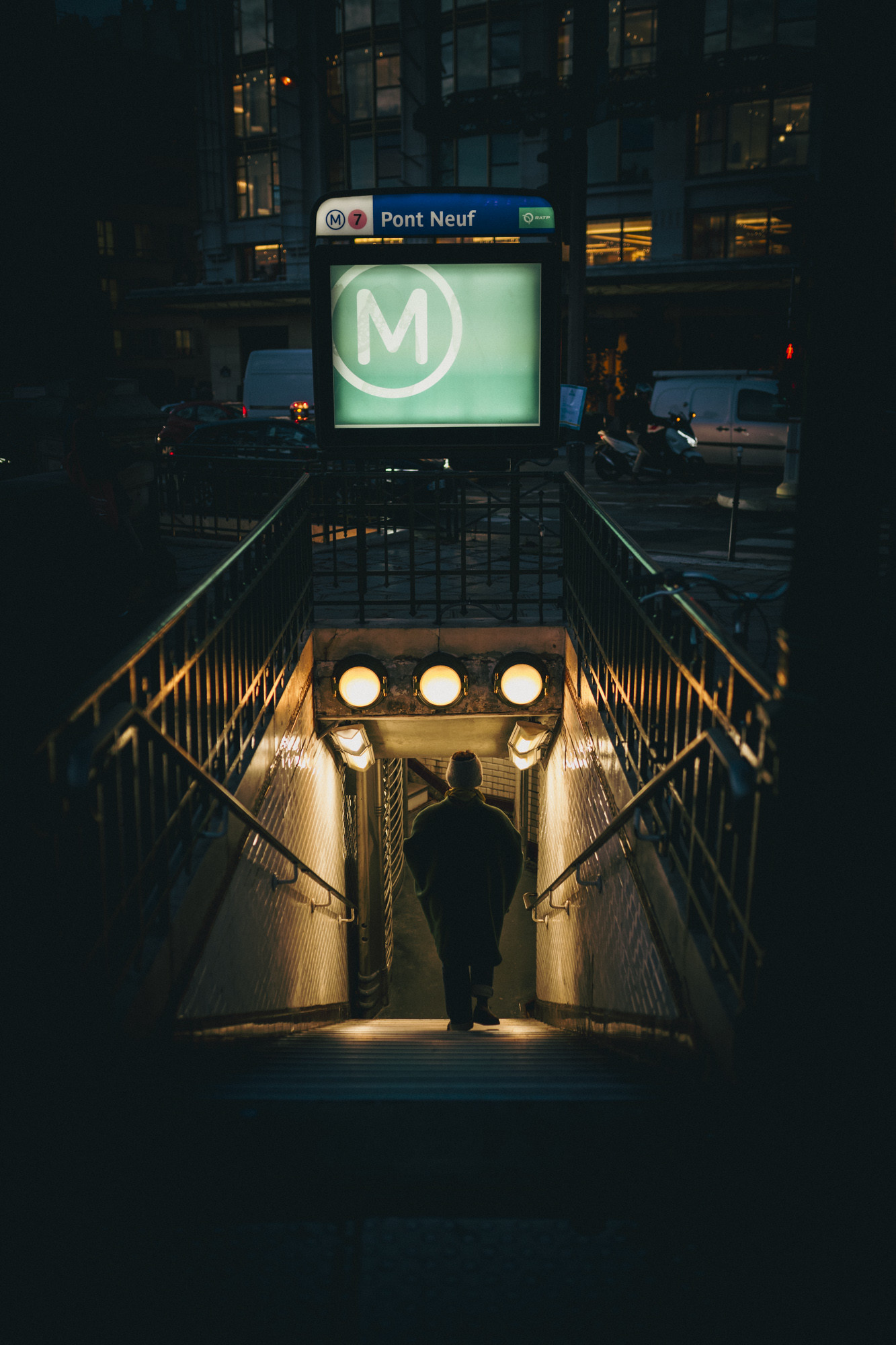Des photographies de rue en couleur prises la nuit
