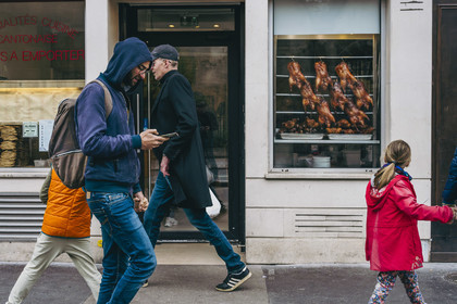 Des photographies en couleur,