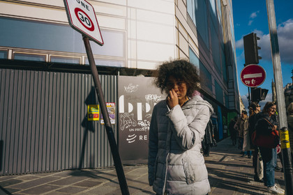 Des photographies couleur capturant des instants de vie dans la rue