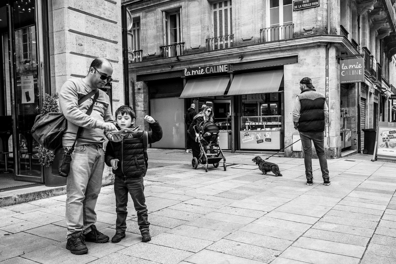 Des photographies en couleur, où les gens sont magnifiés par la lumière chaude du soleil