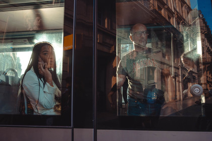 Des photographies en couleur, où les gens sont magnifiés par la lumière chaude du soleil
