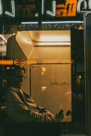 Des photographies de rue en couleur prises la nuit