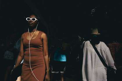 Des photographies en couleur, où les gens sont magnifiés par la lumière chaude du soleil