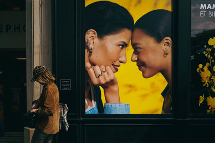 Des photographies en couleur, où les gens sont magnifiés par la lumière chaude du soleil