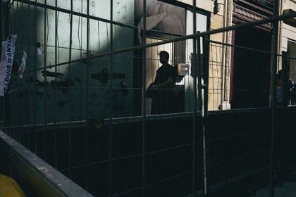 Des photographies en couleur, où les gens sont magnifiés par la lumière chaude du soleil