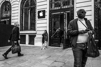 Des photographies en noir et blanc dans les rues parisiennes