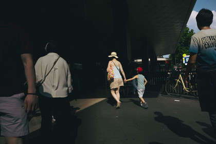 Des photographies en couleur, où les gens sont magnifiés par la lumière chaude du soleil