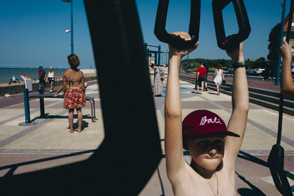 Des photographies en couleur, où les gens sont magnifiés par la lumière chaude du soleil