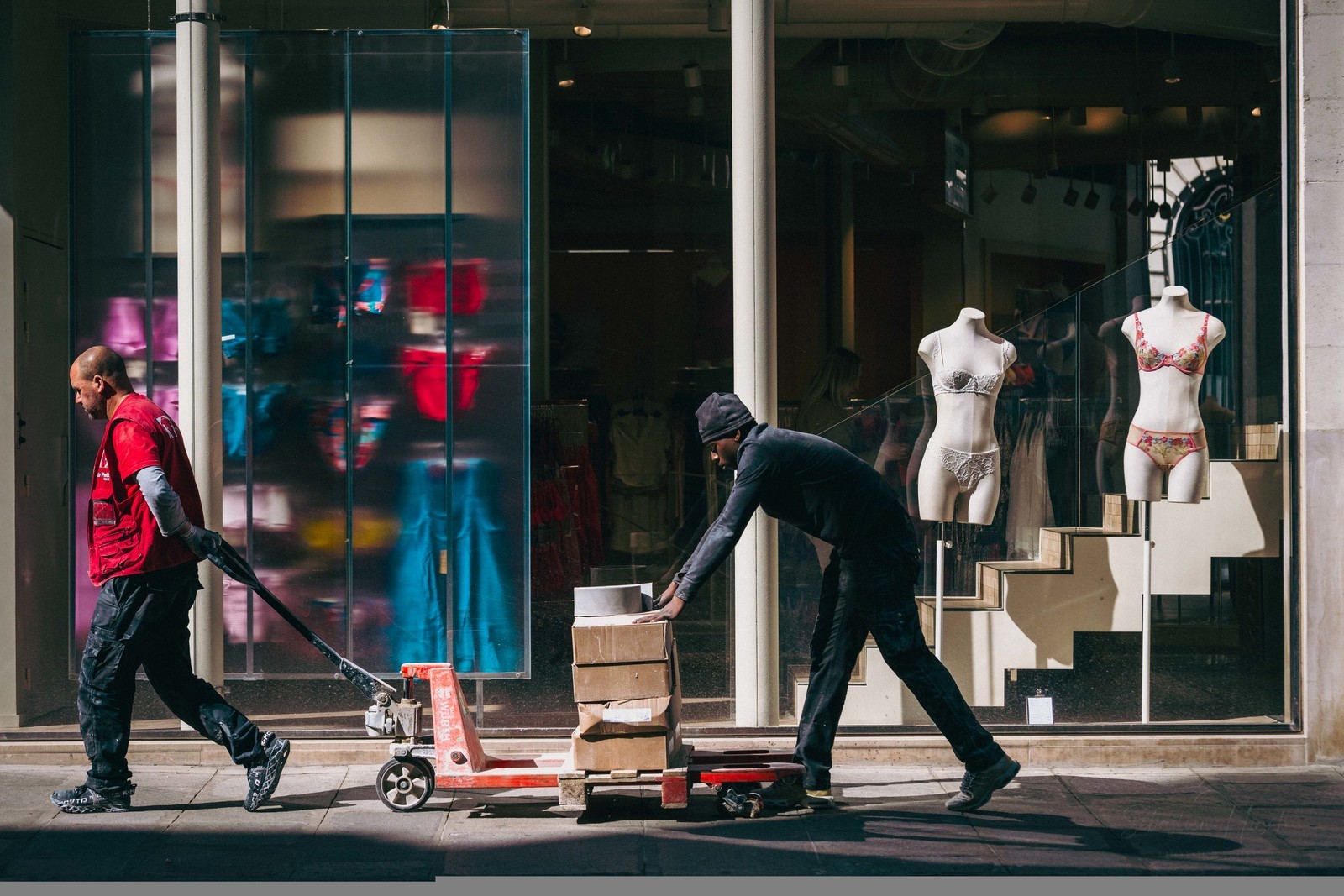 Des photographies en couleur, où les gens sont magnifiés par la lumière chaude du soleil