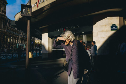 Des photographies en noir et blanc du métro, capturant quelques moments quotidiens des voyageurs et la beauté cachée de la vie urbaine.