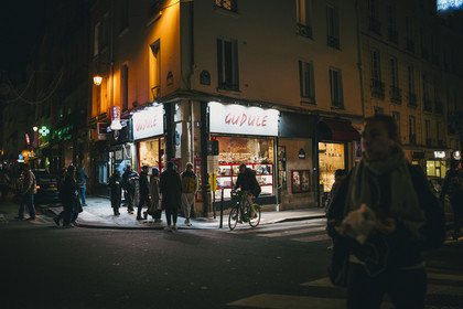Des photographies de rue en couleur prises la nuit
