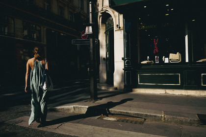 Des photographies en noir et blanc du métro, capturant quelques moments quotidiens des voyageurs et la beauté cachée de la vie urbaine.