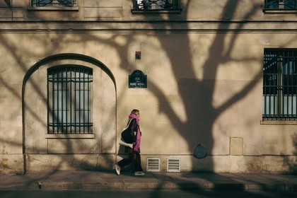 Des photographies en couleur, où les gens sont magnifiés par la lumière chaude du soleil