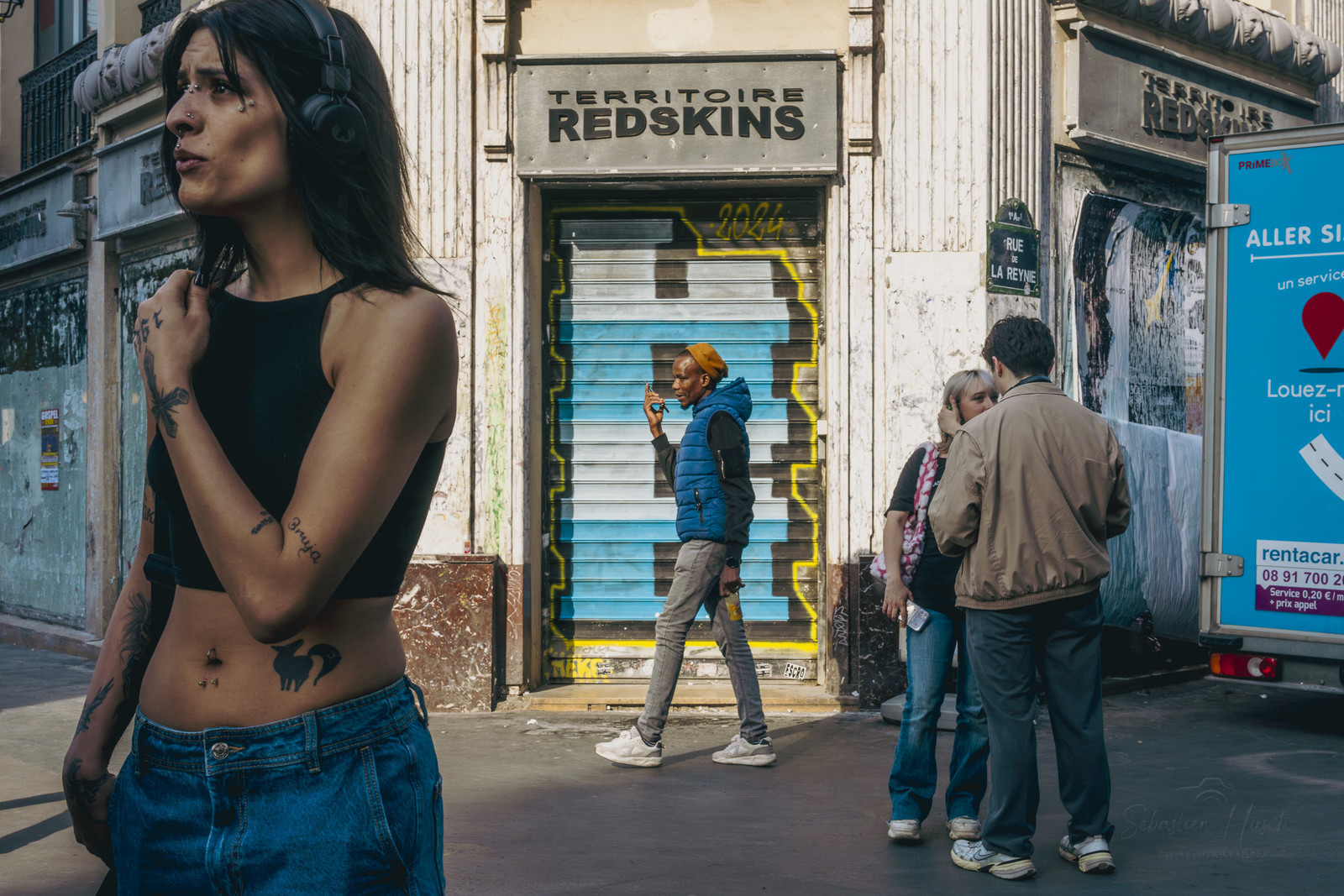 Des photographies en noir et blanc du métro, capturant quelques moments quotidiens des voyageurs et la beauté cachée de la vie urbaine.