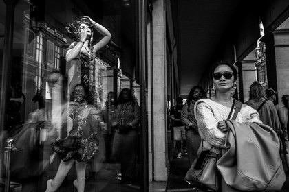 Des photographies en couleur, où les gens sont magnifiés par la lumière chaude du soleil
