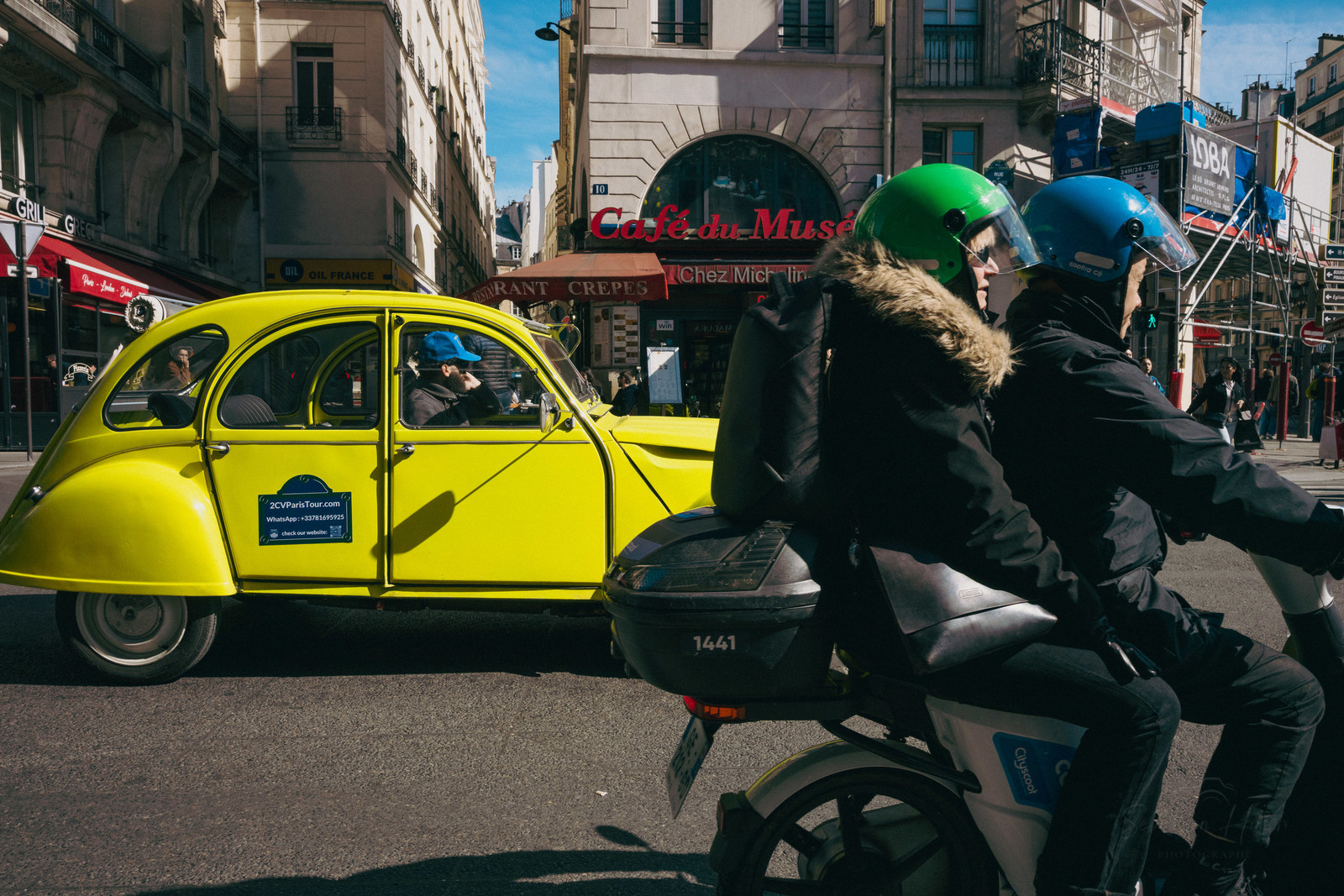 Des photographies en couleur, où les gens sont magnifiés par la lumière chaude du soleil