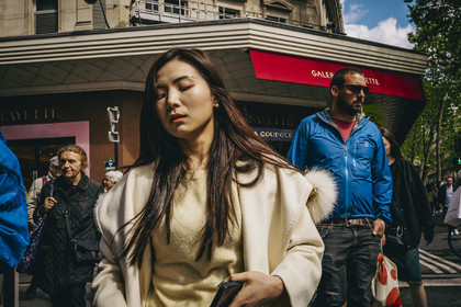 Des photographies en noir et blanc du métro, capturant quelques moments quotidiens des voyageurs et la beauté cachée de la vie urbaine.