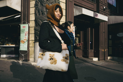 Des photographies en couleur,