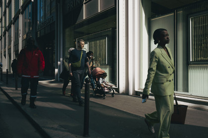 Des photographies en couleur, où les gens sont magnifiés par la lumière chaude du soleil