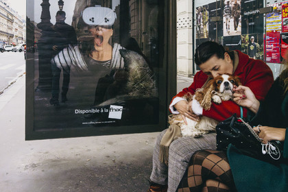 Des photographies en couleur,