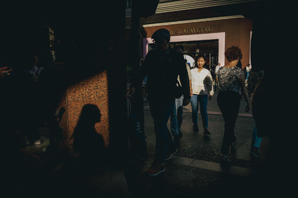 Des photographies en noir et blanc du métro, capturant quelques moments quotidiens des voyageurs et la beauté cachée de la vie urbaine.