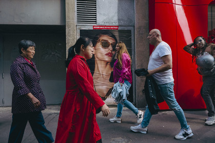 Des photographies en noir et blanc du métro, capturant quelques moments quotidiens des voyageurs et la beauté cachée de la vie urbaine.