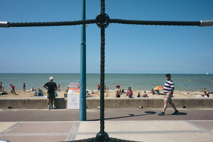 Des photographies en couleur, où les gens sont magnifiés par la lumière chaude du soleil