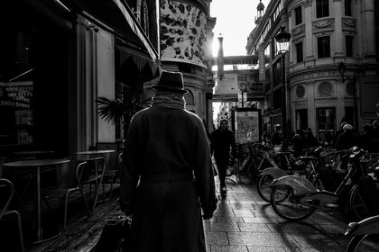 Des photographies en couleur, où les gens sont magnifiés par la lumière chaude du soleil
