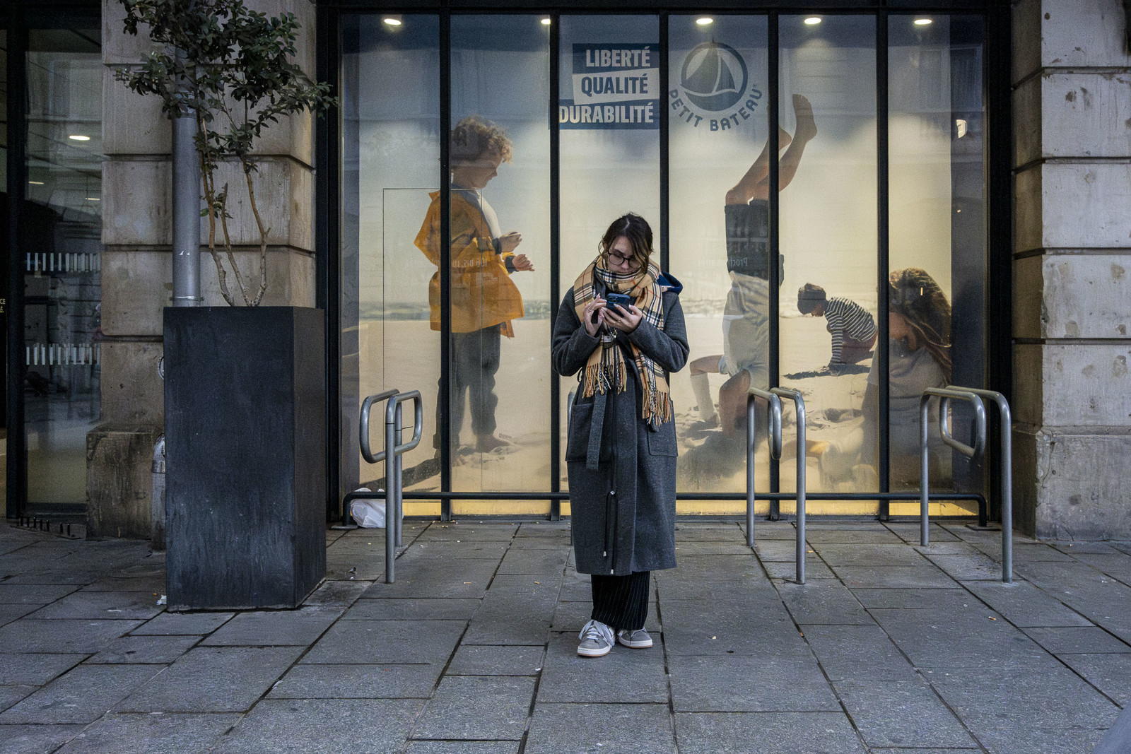 Des photographies en couleur,