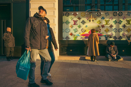 Des photographies en couleur, où les gens sont magnifiés par la lumière chaude du soleil