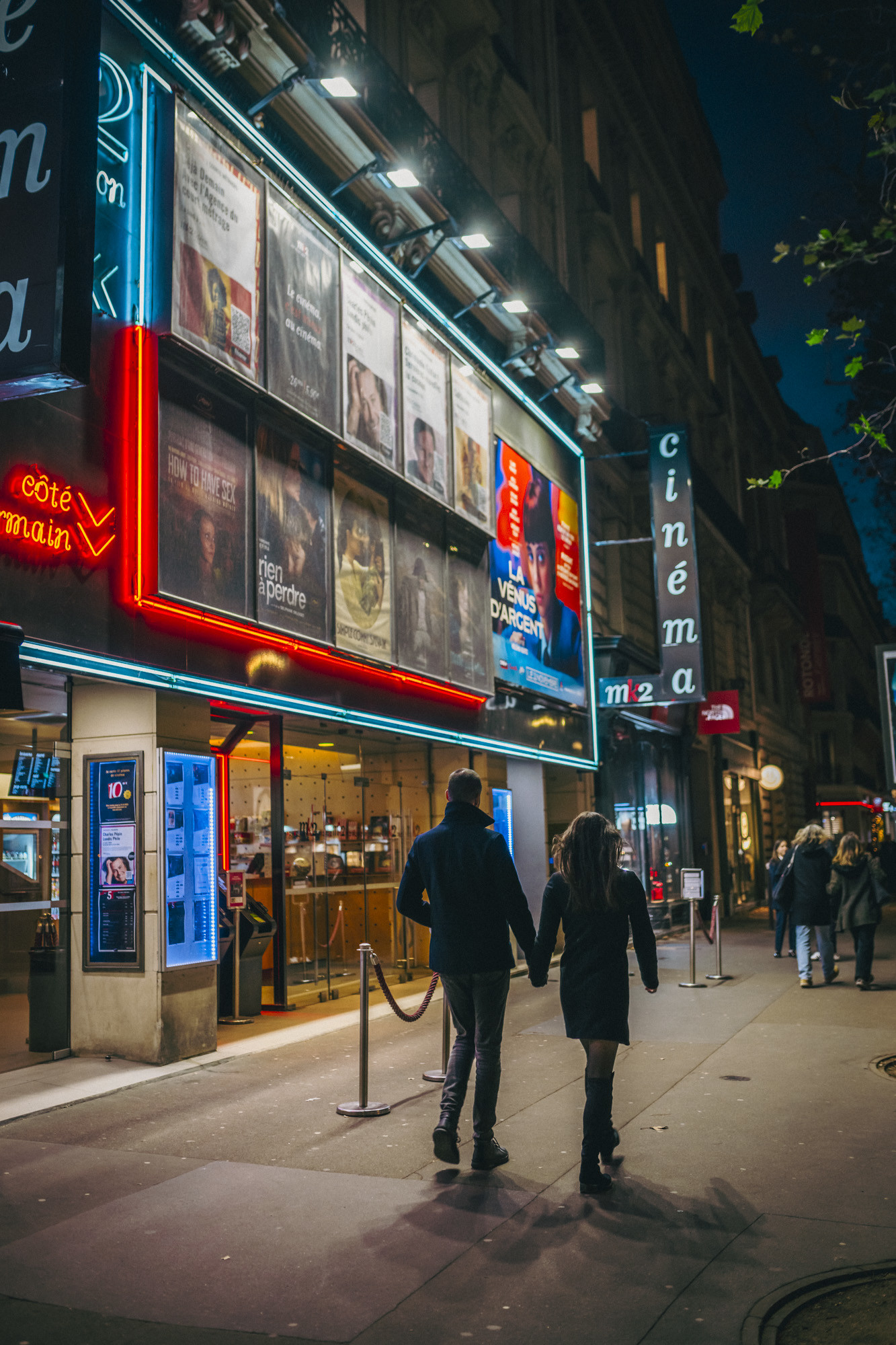 Des photographies de rue en couleur prises la nuit