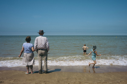 Des photographies en couleur, où les gens sont magnifiés par la lumière chaude du soleil