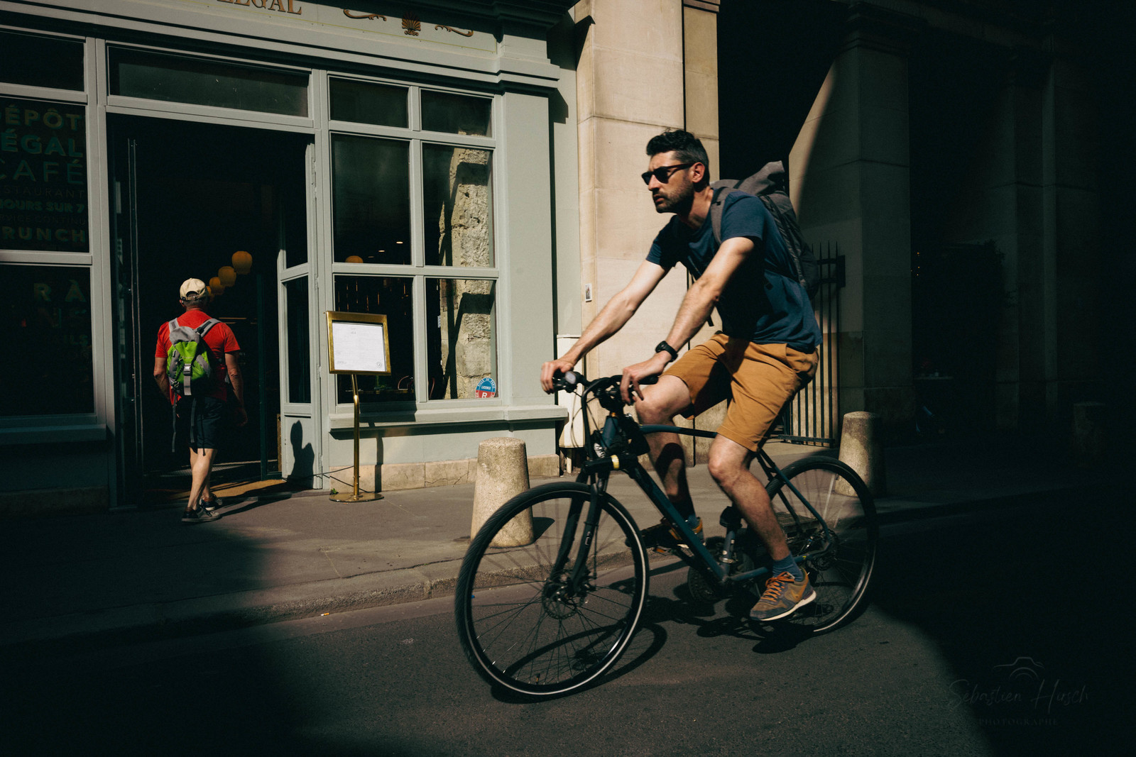 Des photographies en couleur, où les gens sont magnifiés par la lumière chaude du soleil