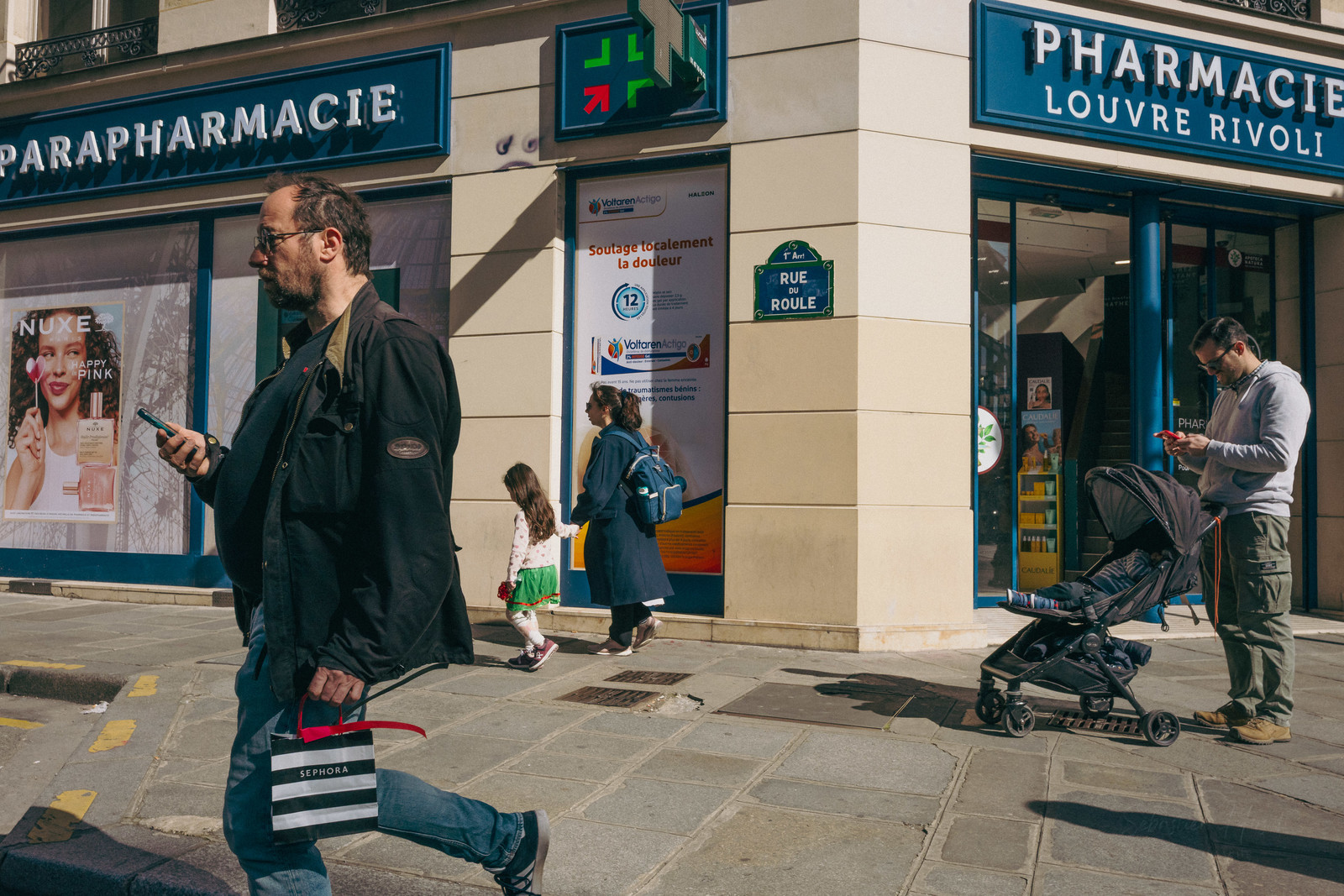Des photographies en couleur, où les gens sont magnifiés par la lumière chaude du soleil
