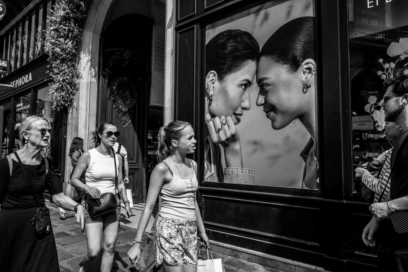 Des photographies en couleur, où les gens sont magnifiés par la lumière chaude du soleil